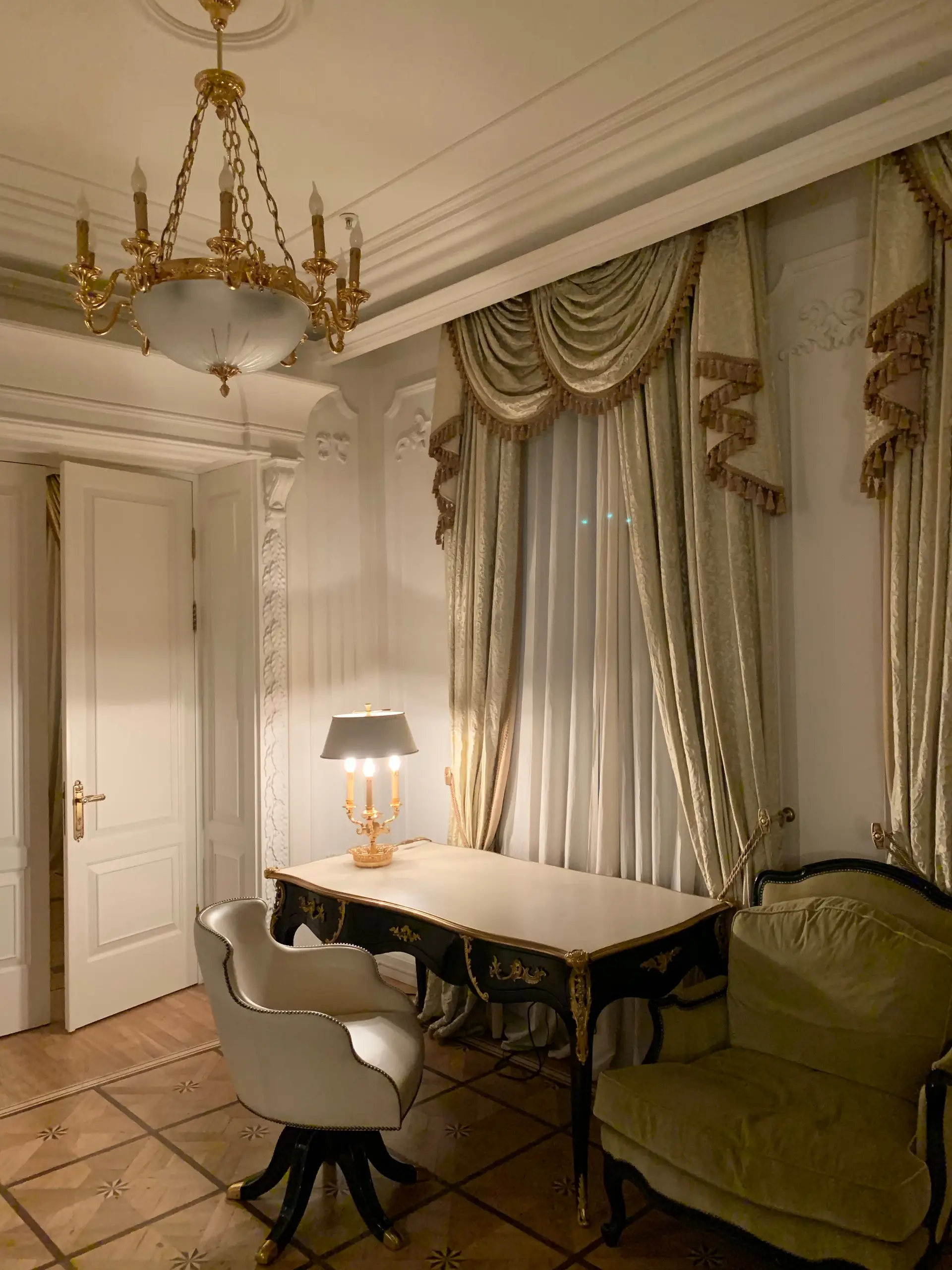 Melquorian Luxe Retreat elegáns esti szobabelső
